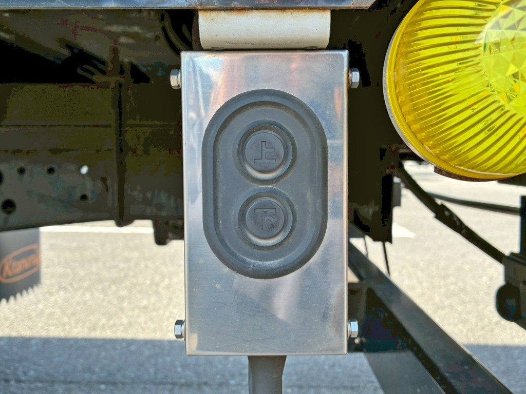 ゲートの昇降スイッチです。|いすゞ エルフ TPG-NMS85AN(4WD)の写真14