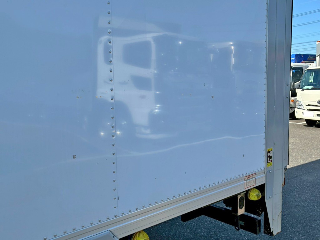 ボディー助手席側下部に、小キズがあります。|いすゞ エルフ TPG-NMS85AN(4WD)の写真19
