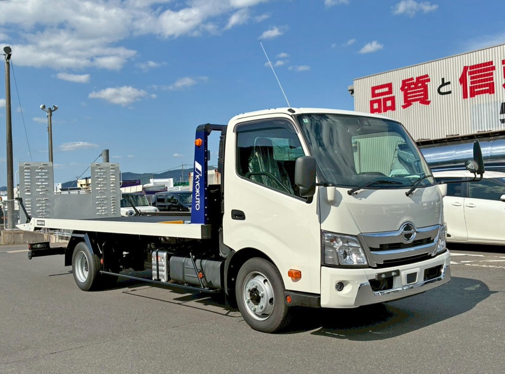 フロント周り、メッキパーツで飾っています。|日野 デュトロ 2KG-XZU722M(2WD)の写真2