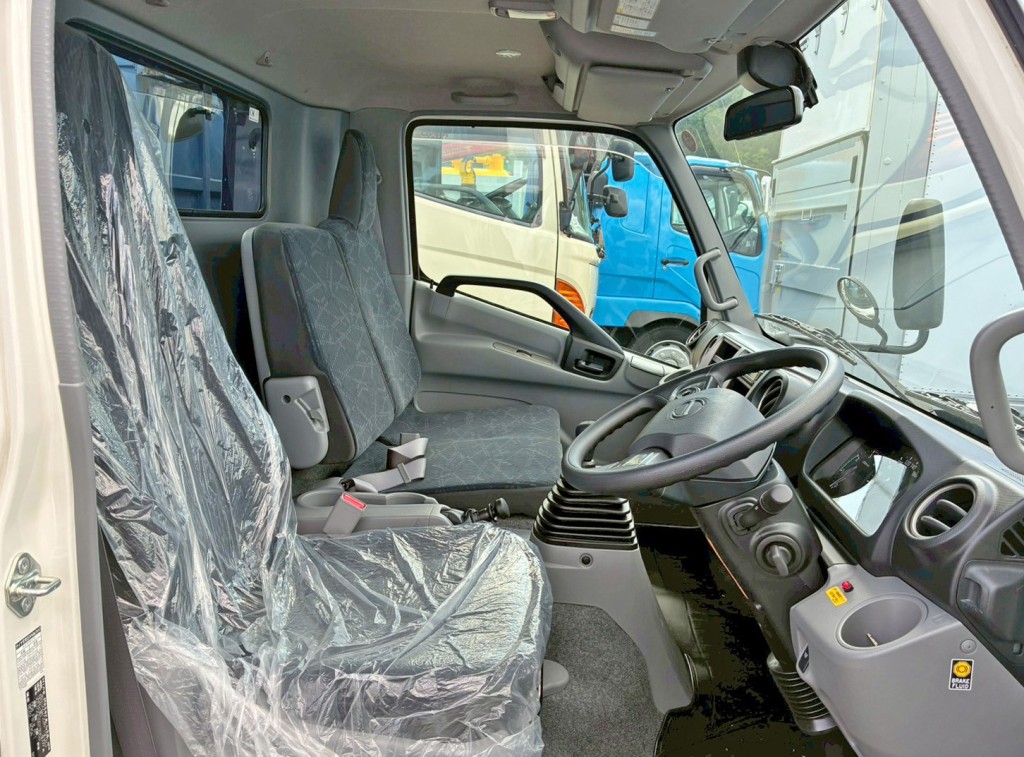 乗車定員は3名です。|日野 デュトロ 2KG-XZU722M(2WD)の写真7