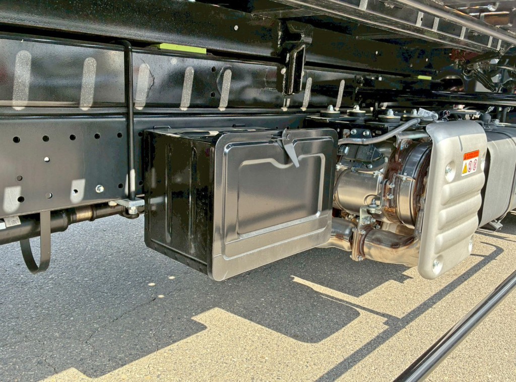 運転席側に工具箱が付いています。|日野 デュトロ 2KG-XZU722M(2WD)の写真14