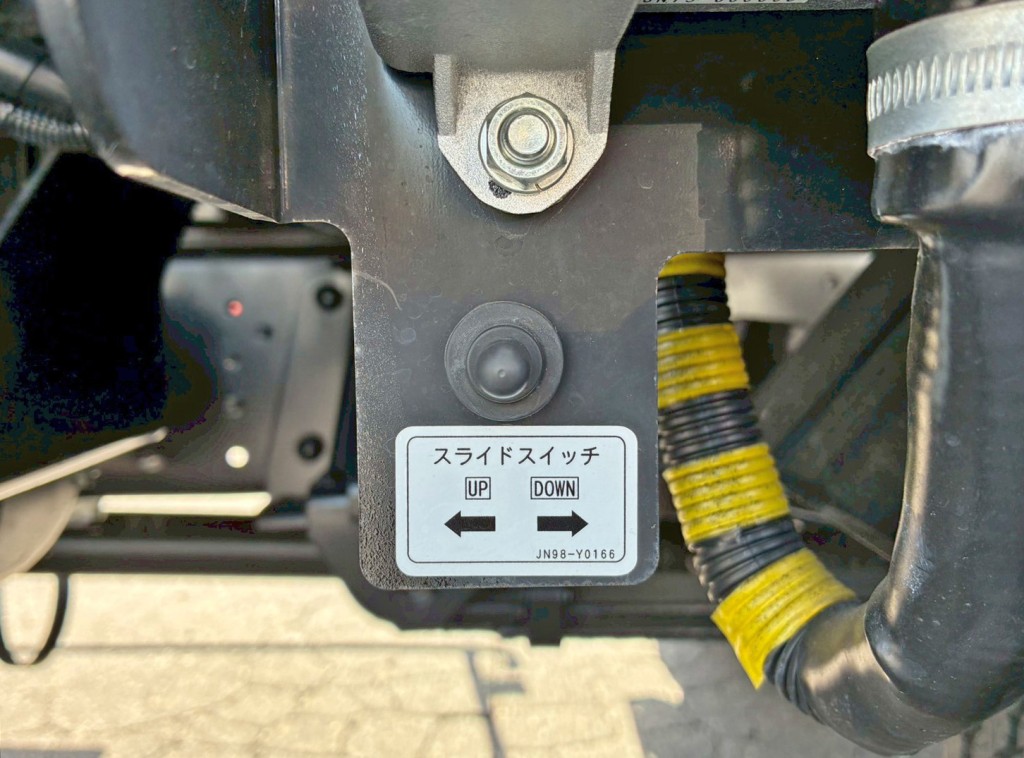 ボディースライドの操作スイッチです。|日野 デュトロ 2KG-XZU722M(2WD)の写真18