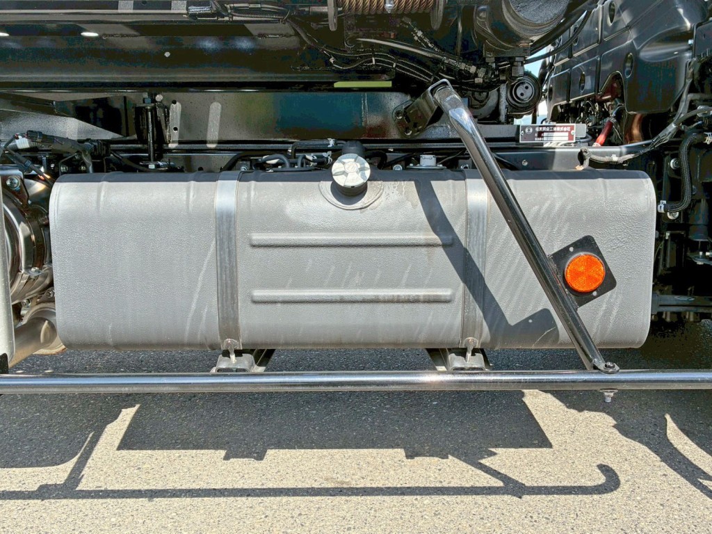 燃料タンクは100Lです。|日野 デュトロ 2KG-XZU722M(2WD)の写真21