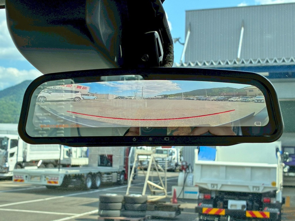 ルームミラーはバックモニターに切り替わります。|日野 デュトロ 2KG-XZU722M(2WD)の写真22