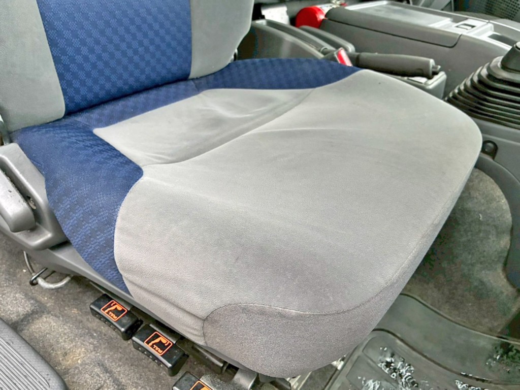 運転席座面にヘタリがあります。|いすゞ フォワード 2RG-FRR90S2(2WD)の写真8
