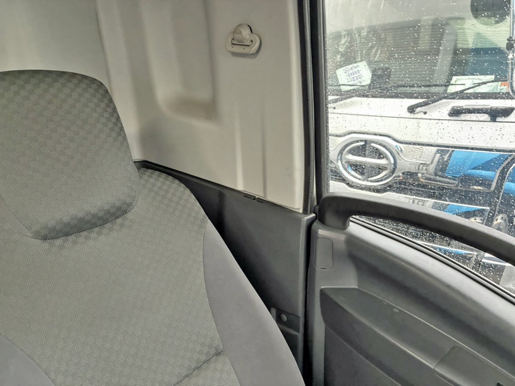 助手席側シートベルト欠品しています。(修理予定)|いすゞ フォワード 2RG-FRR90S2(2WD)の写真9