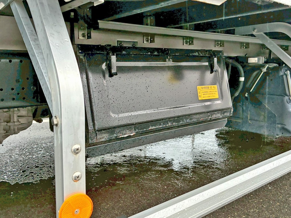 ボディー助手席側前方に工具箱が付いています。|いすゞ フォワード 2RG-FRR90S2(2WD)の写真15