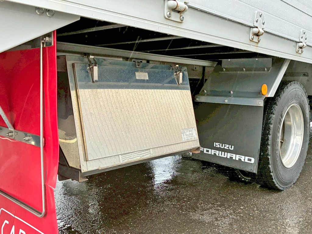 ボディー運転席側後方にステンレス製の工具箱が付いています。|いすゞ フォワード 2RG-FRR90S2(2WD)の写真16