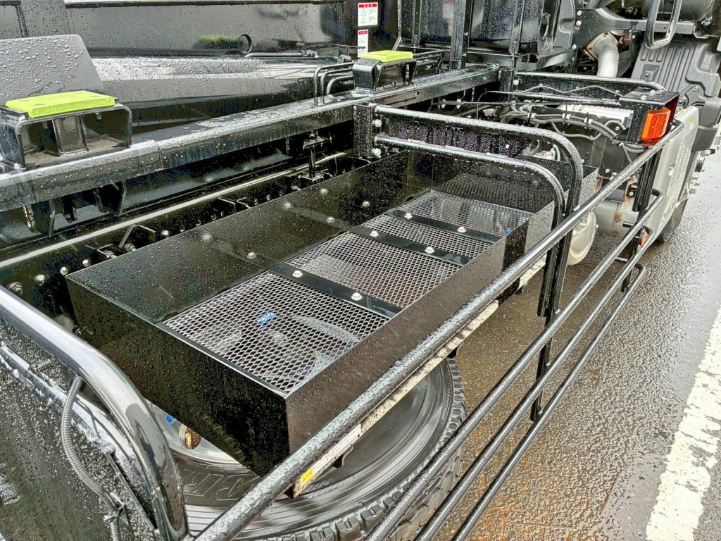 運転席側にりん木入れが付いています。|日野 プロフィア 2DG-FS1AJEの写真12