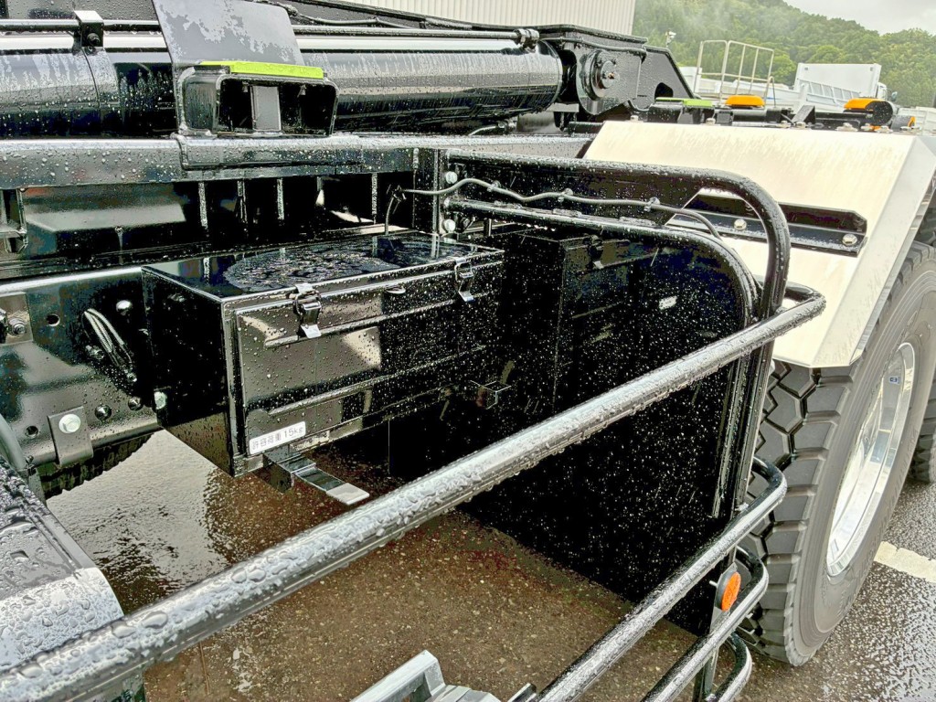 助手席側に工具箱が付いています。|日野 プロフィア 2DG-FS1AJEの写真13