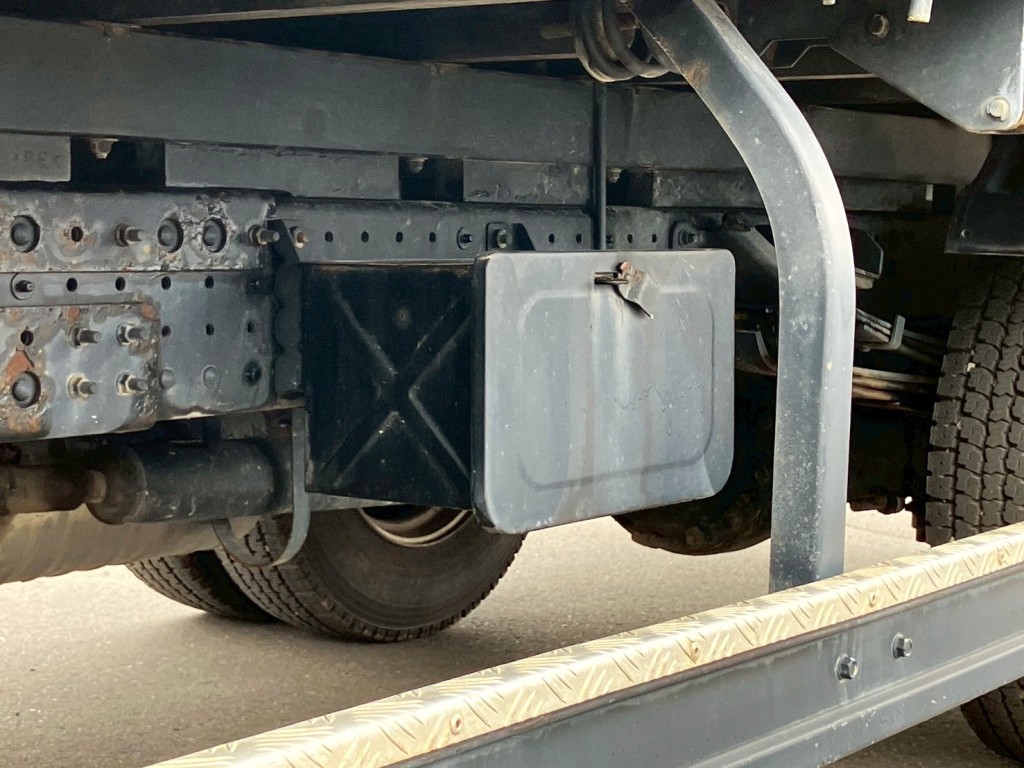 助手席側に工具箱が付いています。|三菱 キャンター 2PG-FEB80(2WD)の写真18