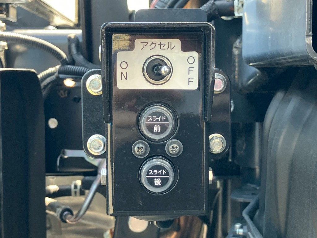 運転席側にスライドの操作スイッチがあります。|日野 デュトロ 2KG-XZU700X(2WD)の写真16