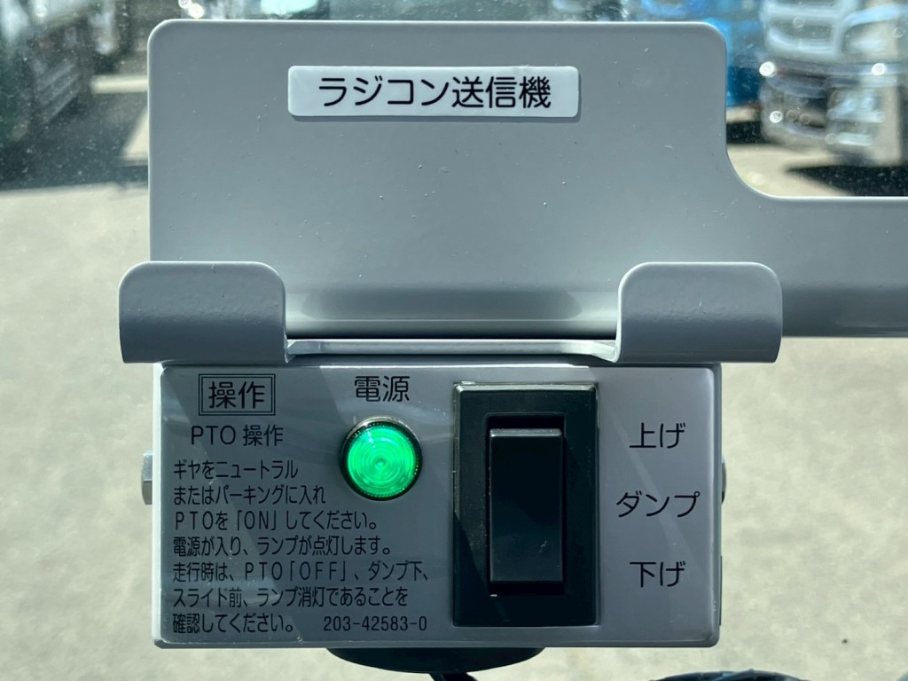 ダンプの昇降スイッチです。|日野 デュトロ 2KG-XZU700X(2WD)の写真17