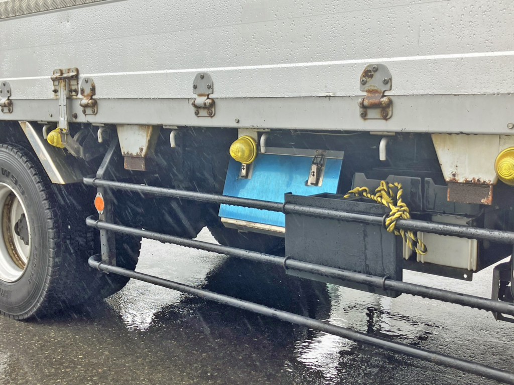 ボディー運転席側中央にステンレス製の工具箱が付いています。|いすゞ フォワード 2RG-FSR90S2の写真14