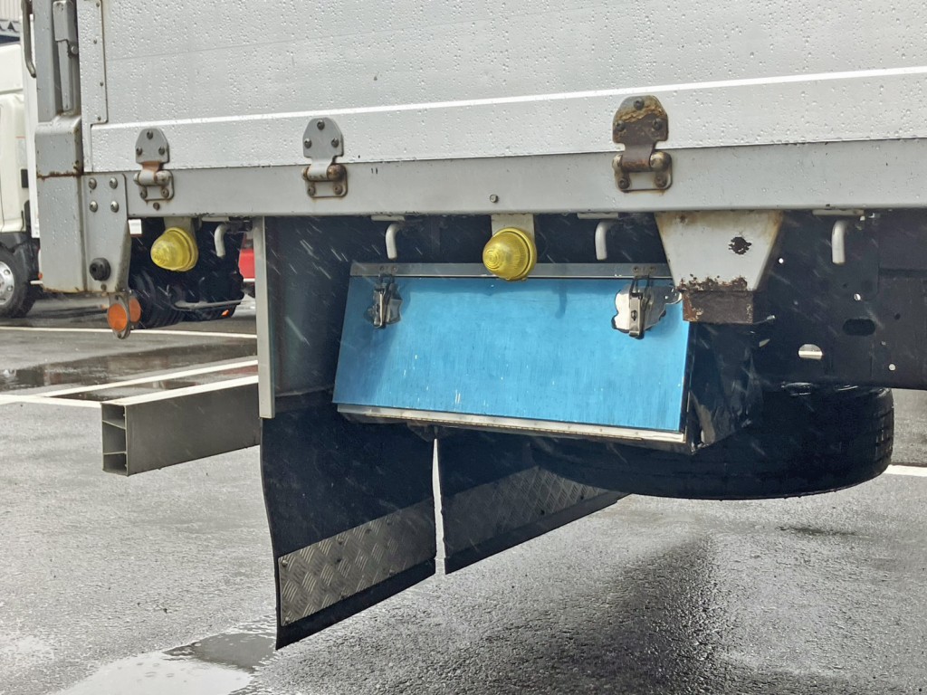 ボディー運転席側後方にステンレス製の工具箱が付いています。|いすゞ フォワード 2RG-FSR90S2の写真15