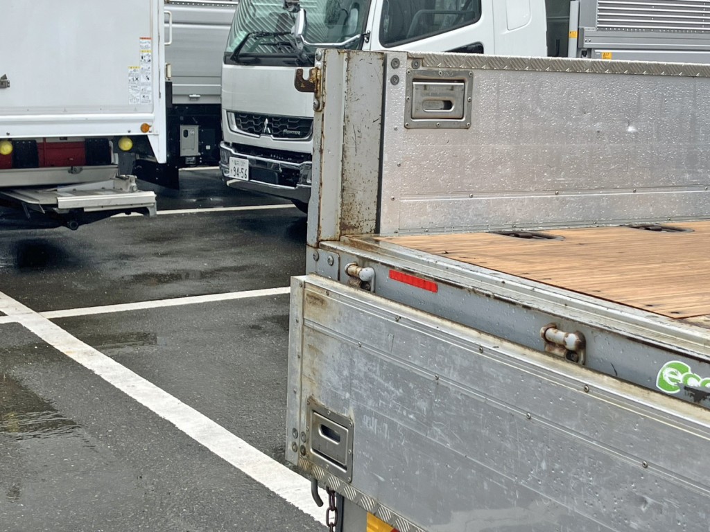 リヤあおり助手席側 及び 助手席側後方の格納式ステップの開閉が固い。|いすゞ フォワード 2RG-FSR90S2の写真19