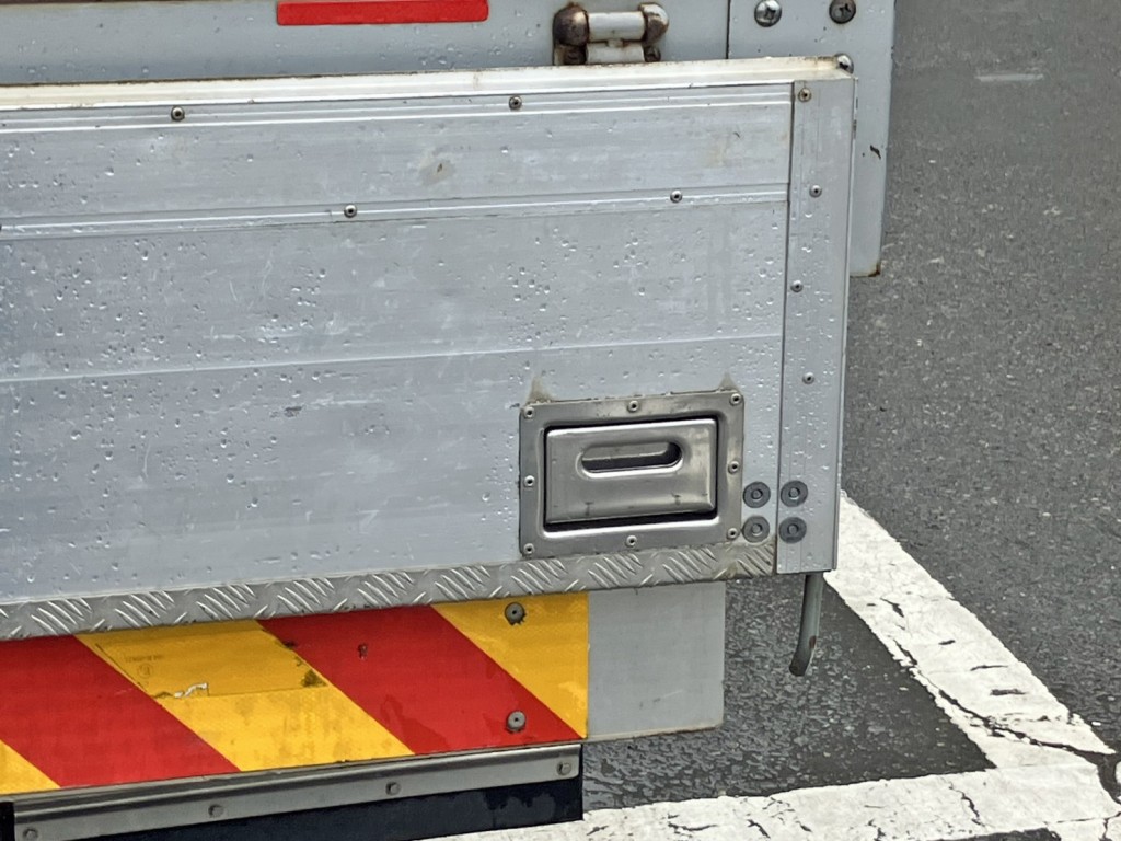 リヤあおり運転席側の格納式ステップの開閉が固い。|いすゞ フォワード 2RG-FSR90S2の写真20