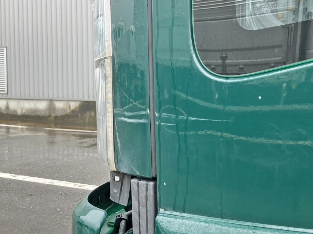 助手席側コーナーパネルからドアにかけて引きキズがあります。|いすゞ フォワード 2RG-FSR90S2の写真22