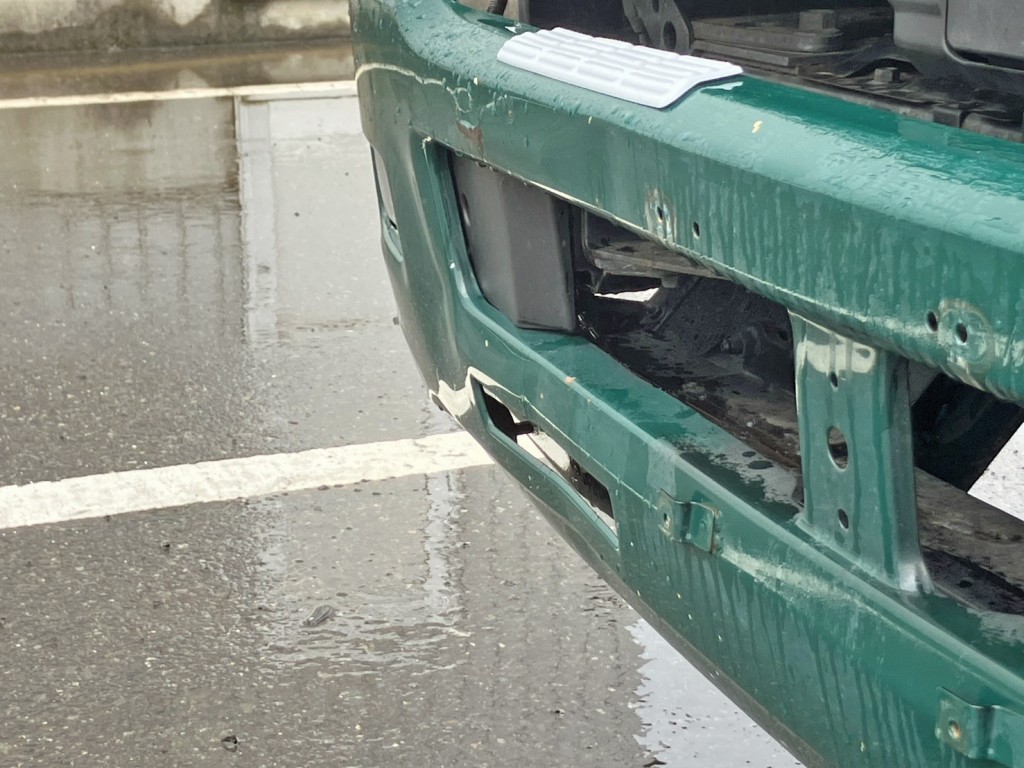 フロントバンパー運転席側下部にへこみがあります。|いすゞ フォワード 2RG-FSR90S2の写真23