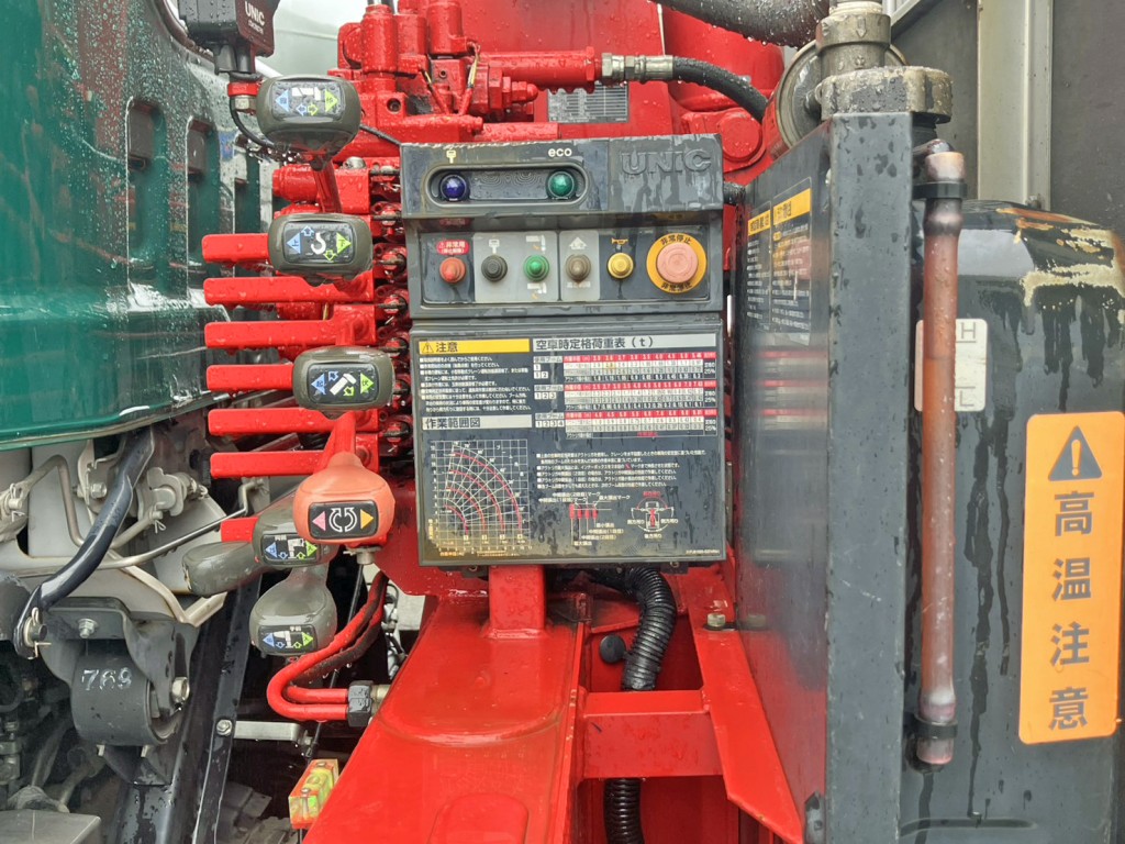 クレーンの操作レバーです。|いすゞ フォワード 2RG-FSR90S2の写真28