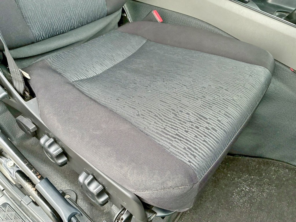 運転席座面にヘタリがあります。|三菱 スーパーグレート 2KG-FV70HXの写真8