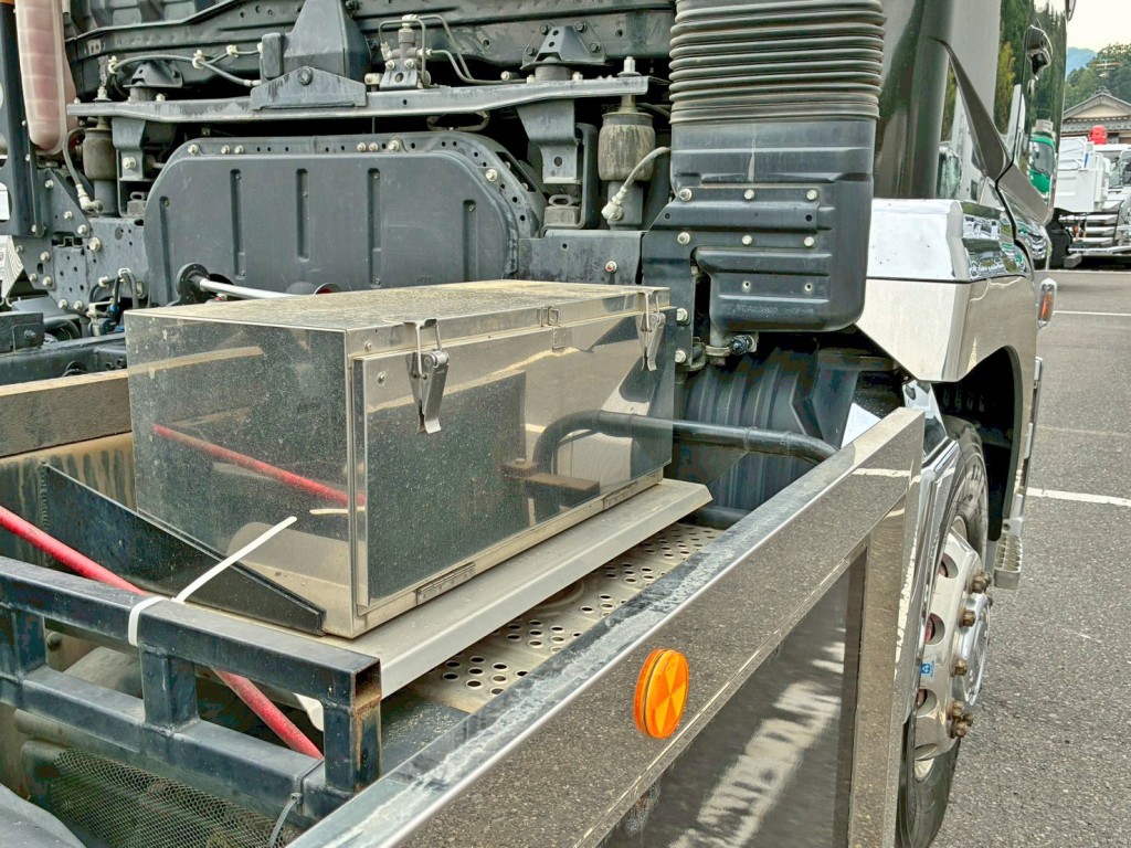 運転席側にステンレス製の工具箱が付いています。|三菱 スーパーグレート 2KG-FV70HXの写真21