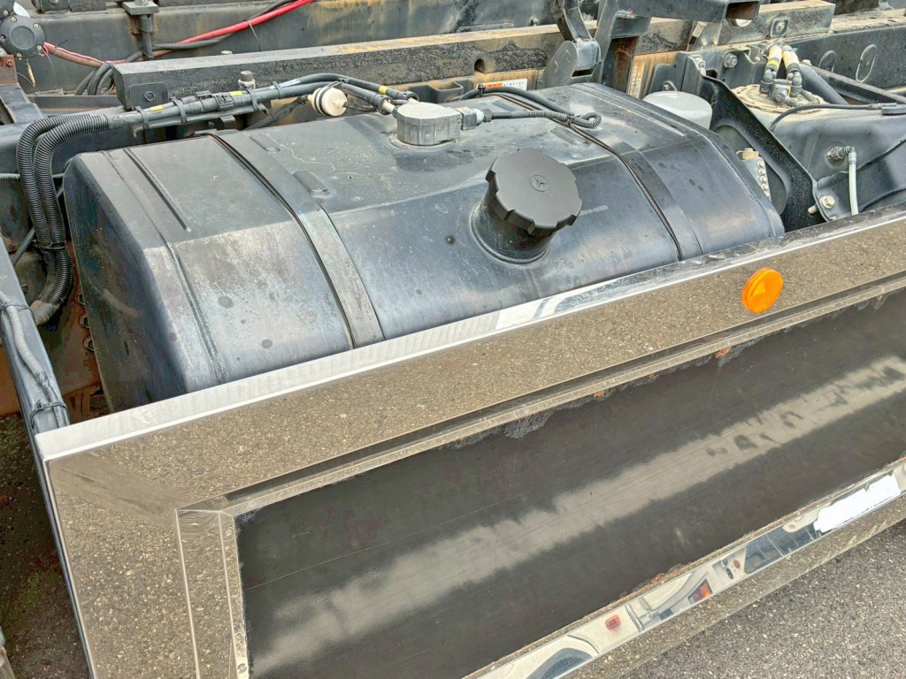 燃料タンクは300Lです。|三菱 スーパーグレート 2KG-FV70HXの写真29