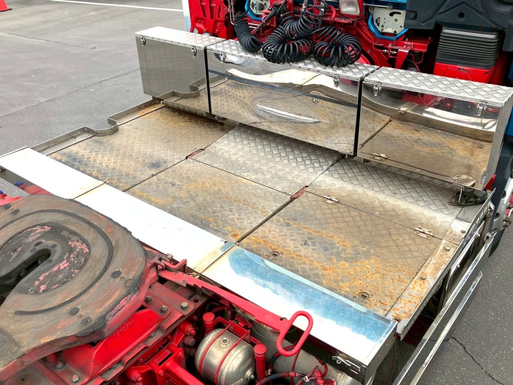 踊り場の状態です。前方に工具箱が付いています。|いすゞ ギガ QKG-EXD52BDの写真10