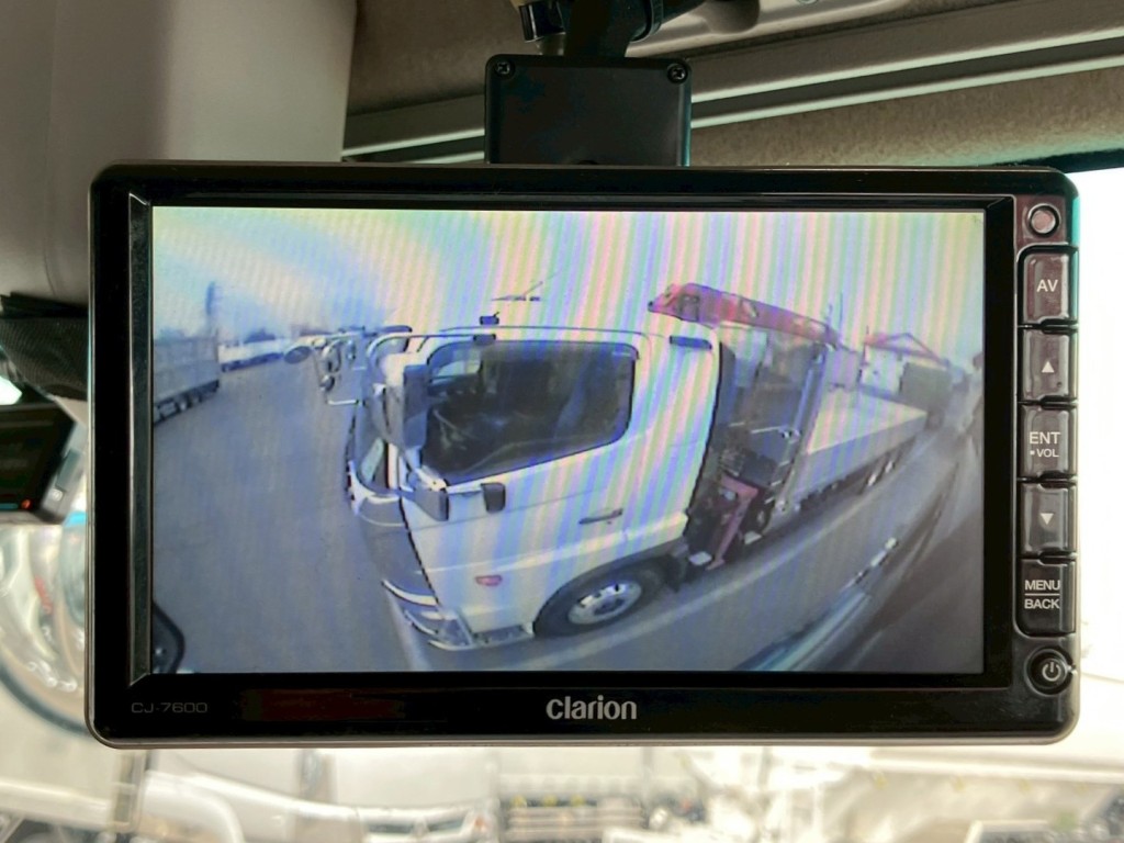 液晶モニター付きです。(助手席側カメラ)|いすゞ ギガ QKG-EXD52BDの写真16