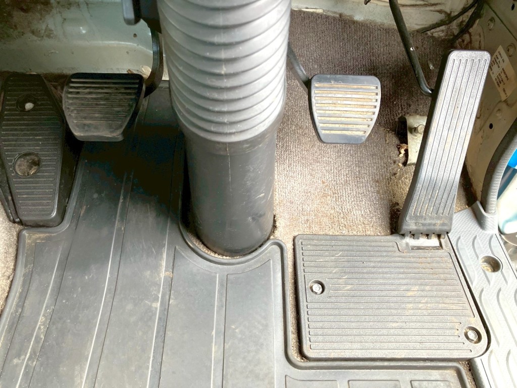 3ペダル仕様です。|いすゞ ギガ QKG-EXD52BDの写真19