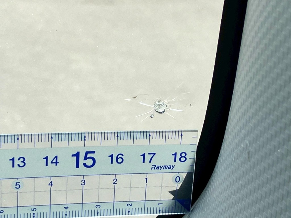 フロントガラス運転席側下部に割れがあります。|いすゞ ギガ QKG-EXD52BDの写真24
