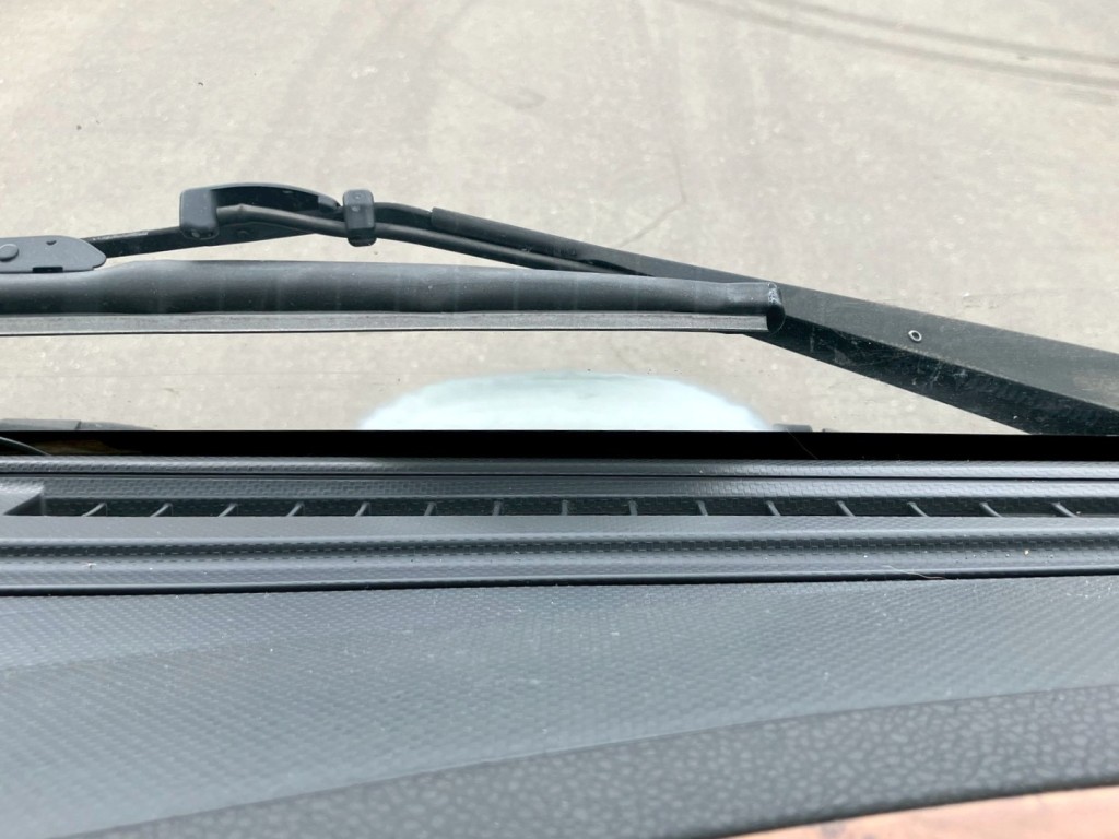フロントガラス運転席側下部にクモリがあります。|いすゞ ギガ QKG-EXD52BDの写真25