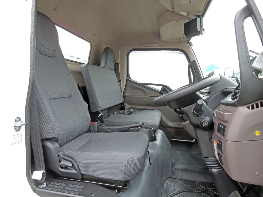 乗車定員は3名です。|三菱 キャンター 2PG-FEBM0(2WD)の写真7