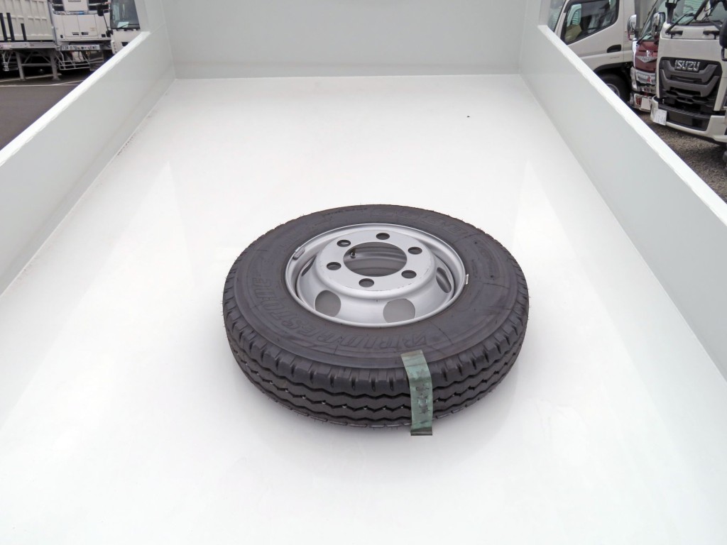 タイヤが荷台に積載されています。|三菱 キャンター 2PG-FEBM0(2WD)の写真10