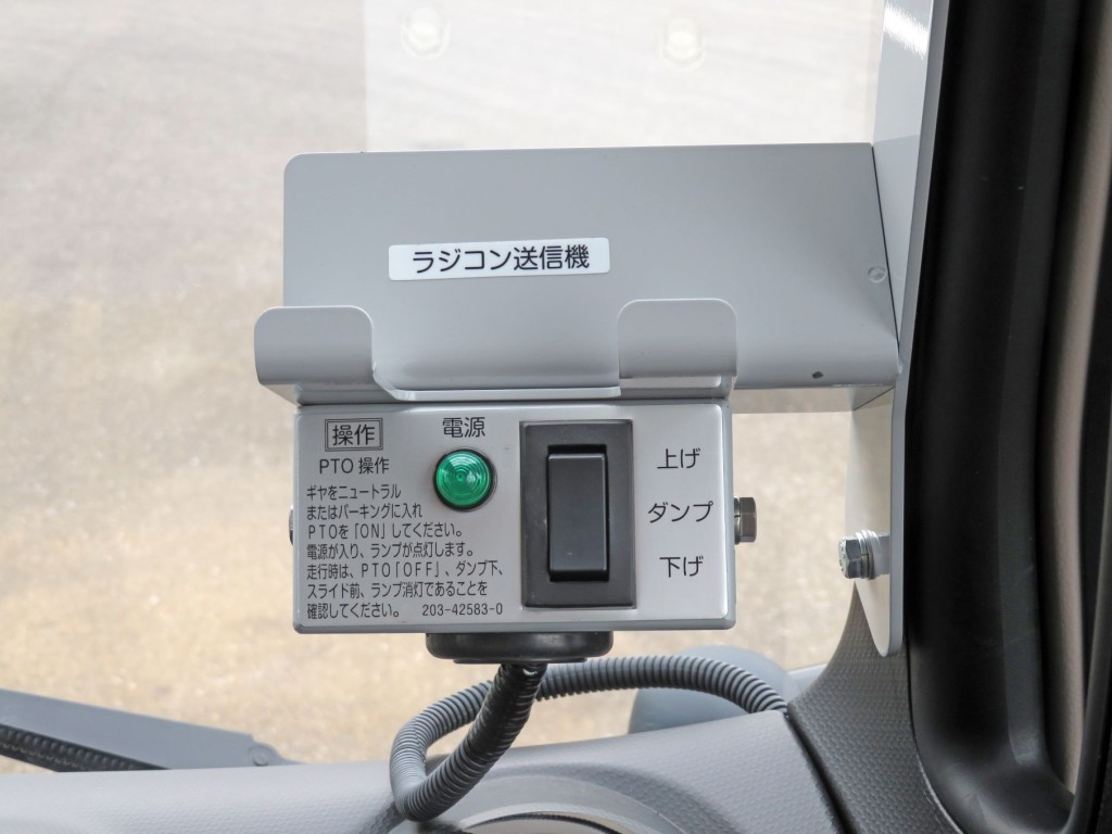 ダンプの操作スイッチです。|三菱 キャンター 2PG-FEBM0(2WD)の写真16