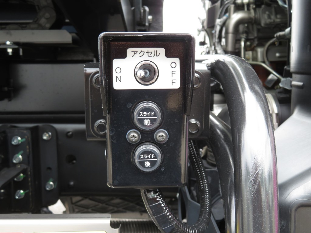 セーフティの操作スイッチです。|三菱 キャンター 2PG-FEBM0(2WD)の写真17