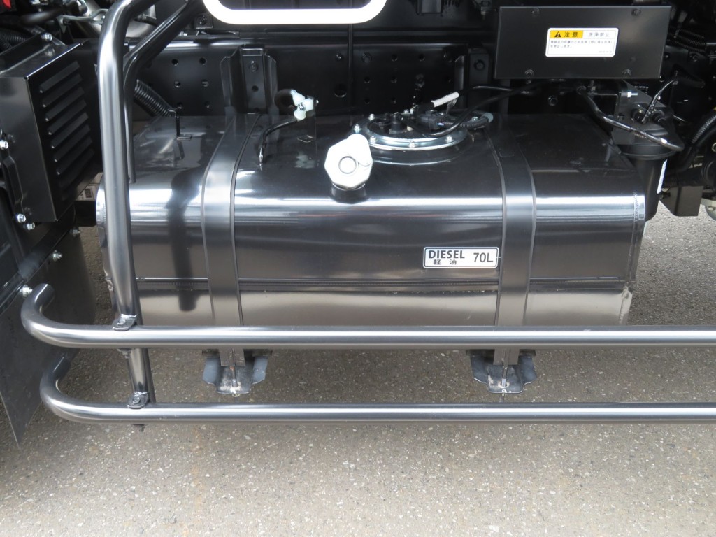 燃料タンクは70Lです。|三菱 キャンター 2PG-FEBM0(2WD)の写真18