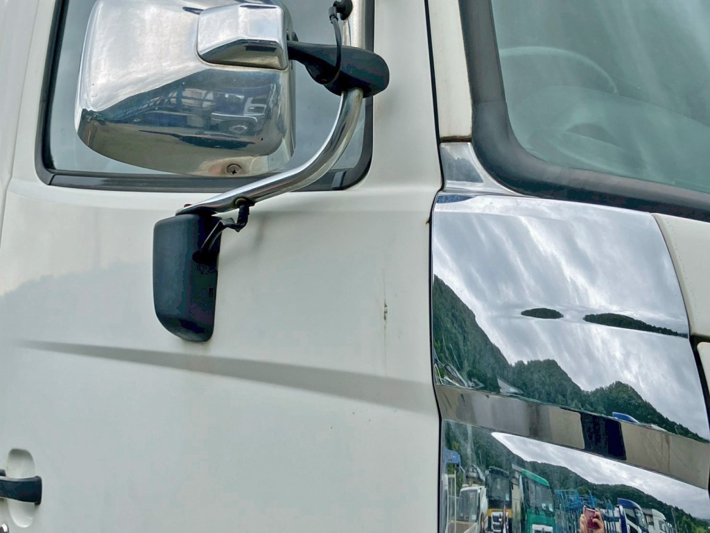 運転席側ドアにキズがあります。|日野 プロフィア QPG-FS1EREAの写真17