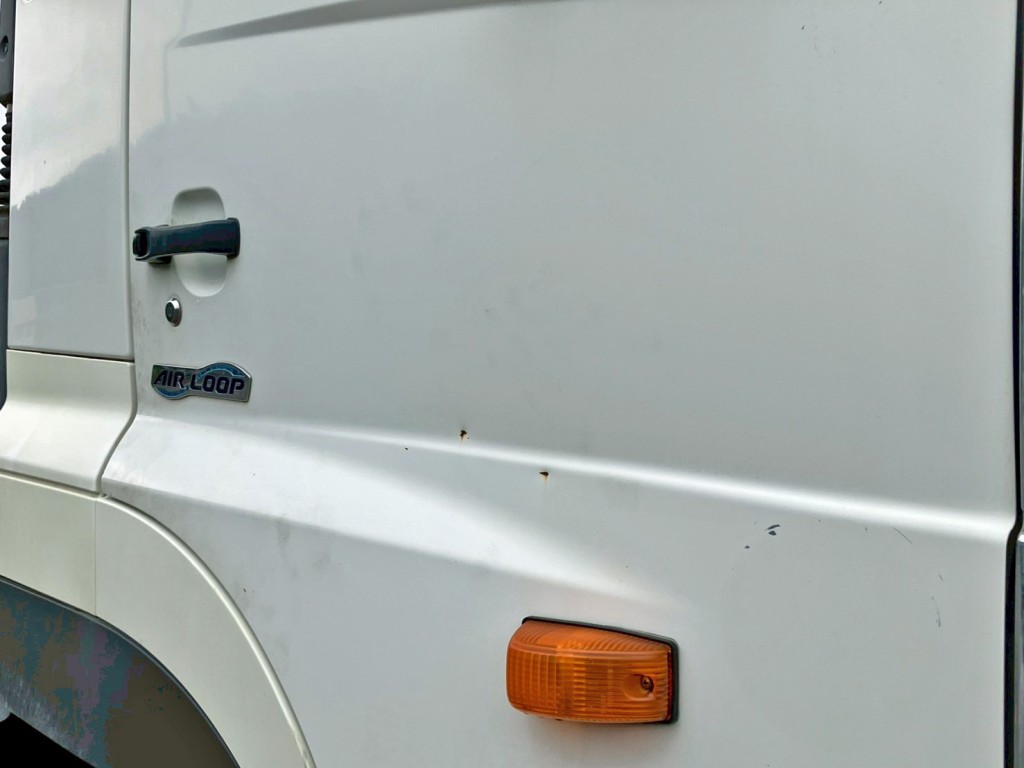 運転席側ドアにキズがあります。|日野 プロフィア QPG-FS1EREAの写真18