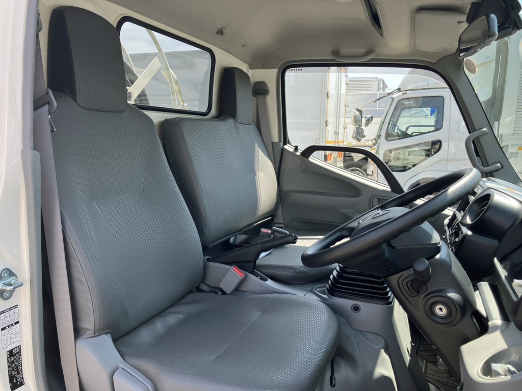 乗車定員は3名です。|日野 デュトロ 2DG-XZU685M(4WD)の写真8
