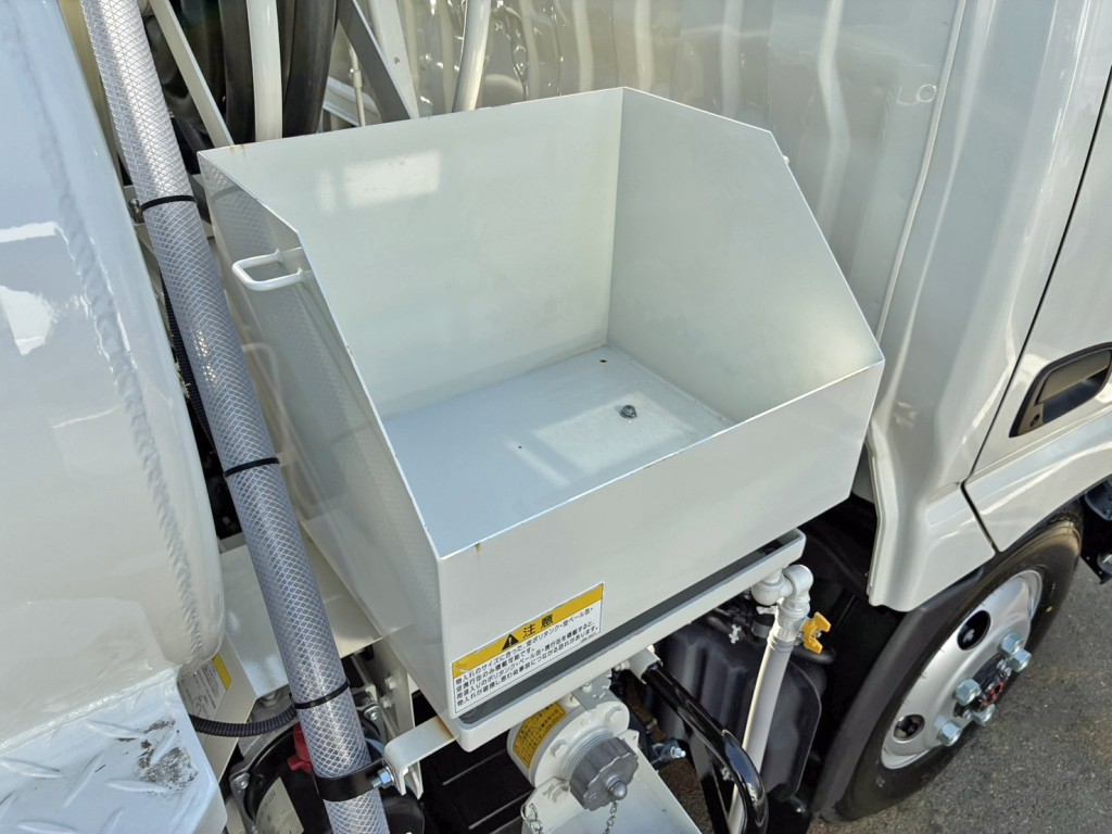 運転席側に物入れが付いています。|日野 デュトロ 2DG-XZU685M(4WD)の写真25