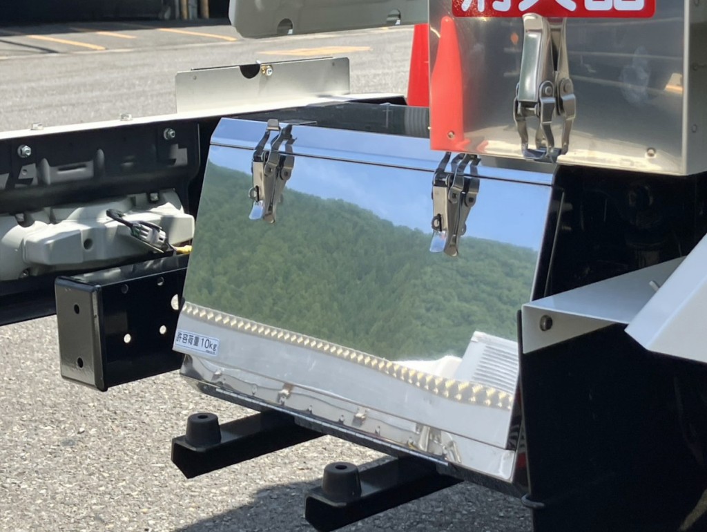 運転席後方に工具箱があります。|日野 デュトロ 2DG-XZU685M(4WD)の写真27