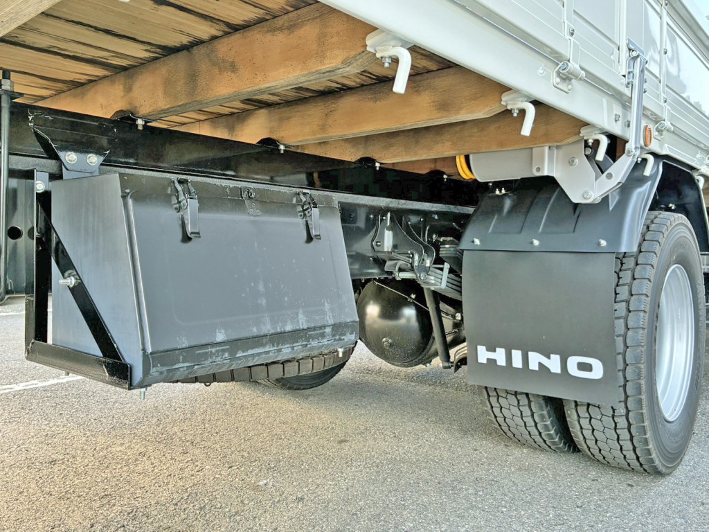 運転席側後方に工具箱があります。|日野 レンジャー 2KG-FE2ACAの写真11