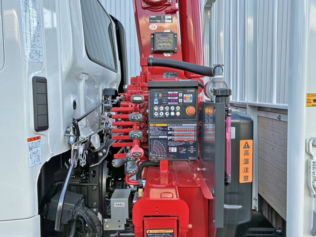 クレーンの操作レバーです。|日野 レンジャー 2KG-FE2ACAの写真13