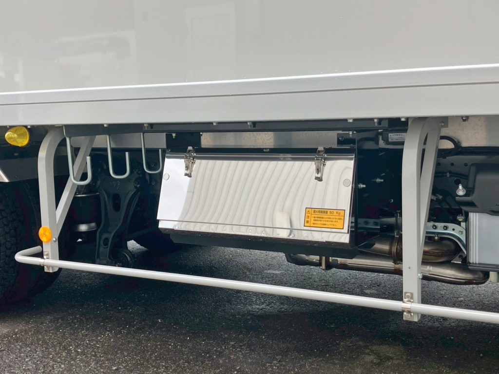 ボディー運転席側中央部にステンレス製の工具箱が付いています。|日野 レンジャー 2KG-FD2ABG(2WD)の写真23