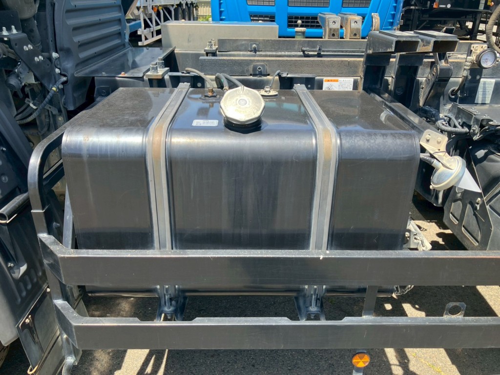 燃料タンクは300Lです。|日野 プロフィア 2DG-FS1AGAの写真32