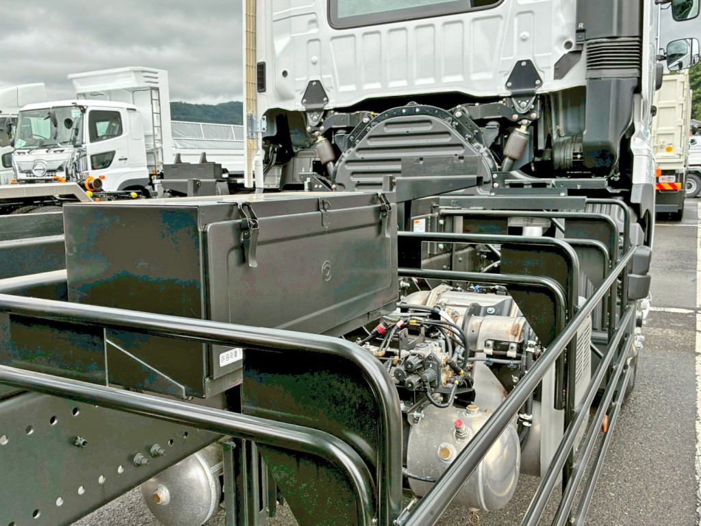 運転席側に工具箱が付いています。|日野 プロフィア 2DG-FS1AHEの写真16