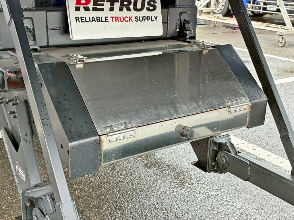 リヤに工具箱が付いています。|日野 プロフィア 2DG-FS1AHEの写真20