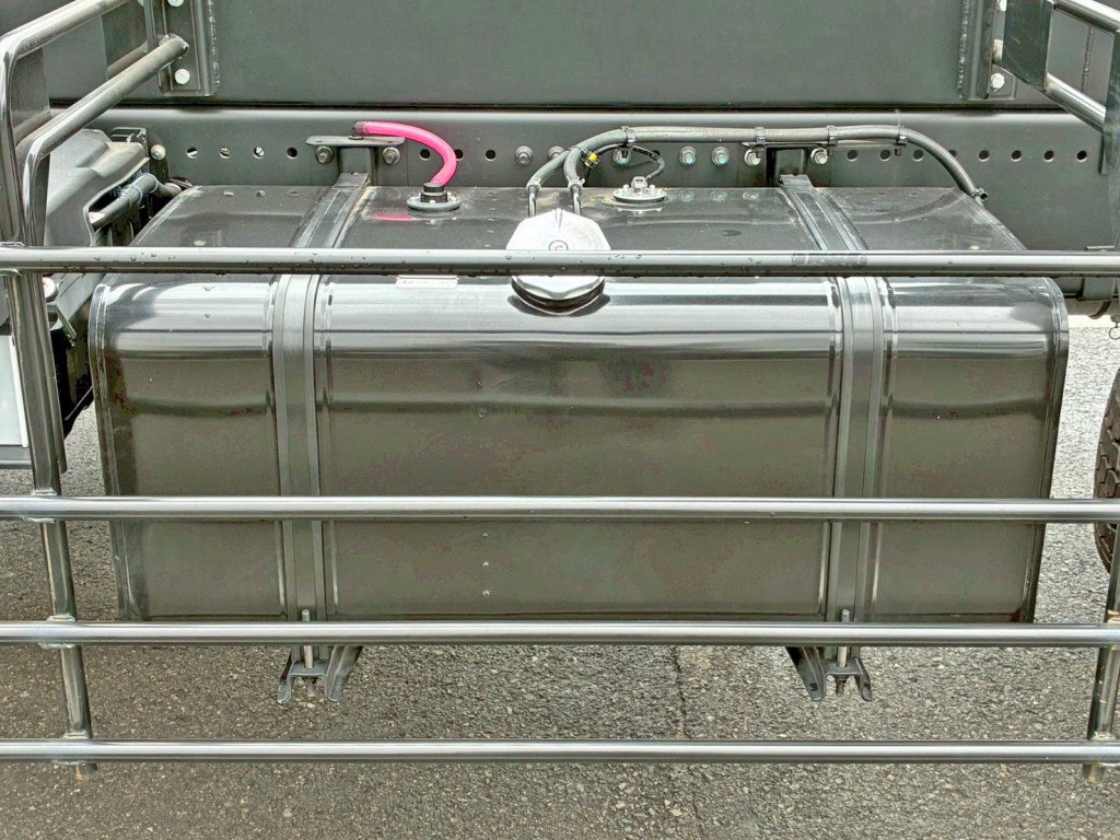 燃料タンクは300Lです。|日野 プロフィア 2DG-FS1AHEの写真22