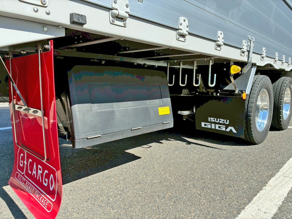 ボディー運転席側後方に工具箱が付いています。|いすゞ ギガ 2PG-CYJ77Dの写真13